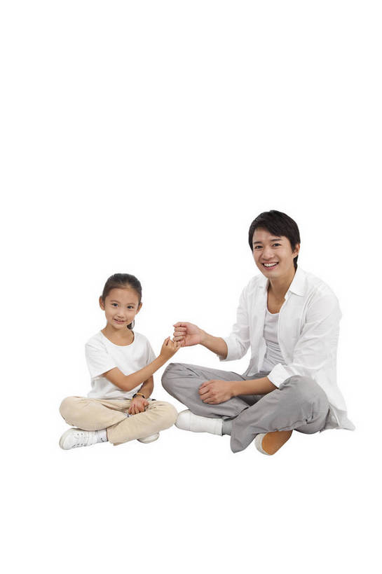 东方人,婴儿,儿童,中年人,两个人,家庭,父亲,女儿,站,坐,盘腿,微笑,竖图,彩色,室内,白天,抠图,白色背景,正面,侧面,时尚,幸福,纯洁,广州,中国,拉钩,图片,休闲装,小孩,小女孩,站着,休闲,健康,温馨,父女,活力,可爱,童趣,摄影,活泼,生活方式,亲情,宝宝,纯真,烂漫,无邪,乐观,伶俐,天真,男孩,男人,男性,年轻男性,女孩,亚洲人,中国人,孩子,年轻人,拉手,盘腿而坐,盘膝,盘着腿的,盘着腿坐,双腿交叉,玩耍,站立,坐着,全身,影棚拍摄,爱,高兴,愉快,男生,bj174