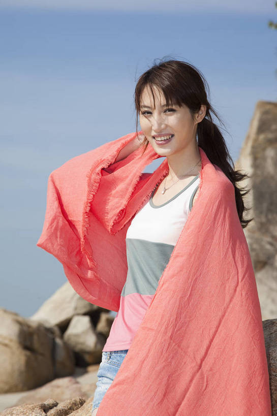 东方人,站,微笑,竖图,彩色,室外,白天,侧面,度假,时尚,性感,礁石,沙滩,纺织品,广州,中国,仅一个人,装饰,毛毯,毯子,图片,美丽,休闲装,纺织,红色,自然,垫子,休闲,健康,温暖,活力,可爱,美女,自信,摄影,生活方式,青春,优雅,华丽,修饰,点缀,裹着,衬托,美观,雅致,雅观,乐观,年轻女性,女人,女性,亚洲人,中国人,年轻人,海滩,半身,愉快,bj174