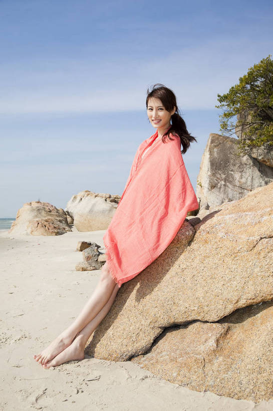 东方人,微笑,竖图,彩色,室外,白天,侧面,度假,时尚,性感,礁石,沙滩,纺织品,广州,中国,仅一个人,装饰,毛毯,毯子,图片,美丽,休闲装,纺织,红色,自然,垫子,倚靠,休闲,健康,温暖,活力,可爱,美女,自信,摄影,生活方式,青春,优雅,华丽,修饰,点缀,裹着,衬托,美观,雅致,雅观,乐观,年轻女性,女人,女性,亚洲人,中国人,年轻人,海滩,全身,愉快,bj174