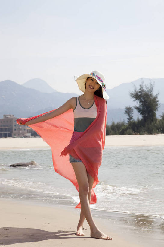 东方人,走,微笑,竖图,彩色,室外,白天,侧面,度假,时尚,性感,礁石,沙滩,纺织品,广州,中国,仅一个人,漫步,装饰,毛毯,毯子,图片,美丽,休闲装,纺织,红色,自然,垫子,休闲,健康,温暖,活力,可爱,美女,自信,摄影,生活方式,青春,优雅,华丽,修饰,点缀,裹着,衬托,美观,雅致,雅观,乐观,年轻女性,女人,女性,亚洲人,中国人,年轻人,海滩,全身,愉快,bj174