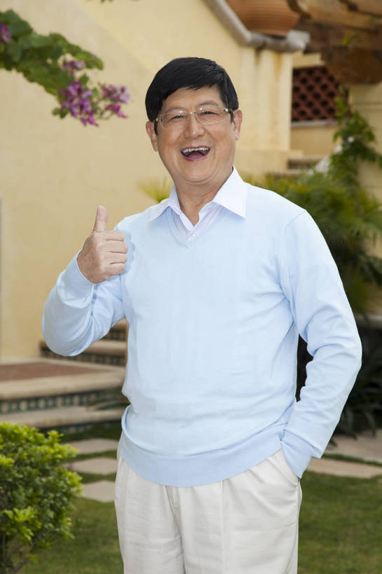 东方人,老年人,花园,站,微笑,竖图,彩色,室外,白天,侧面,度假,时尚,智慧,成功,别墅,建筑,酒店,广州,中国,仅一个人,突出,图片,称赞,表扬,现代建筑,老人,手势,休闲,健康,休闲服,成熟,活力,竖,自信,摄影,生活方式,翘,高,夸奖,优秀,好,妙,顺利,出色,超群,杰出,卓越,奇妙,聪明,老年男性,男人,男性,亚洲人,中国人,大拇指,半身,愉快,打手势,奢华,bj174