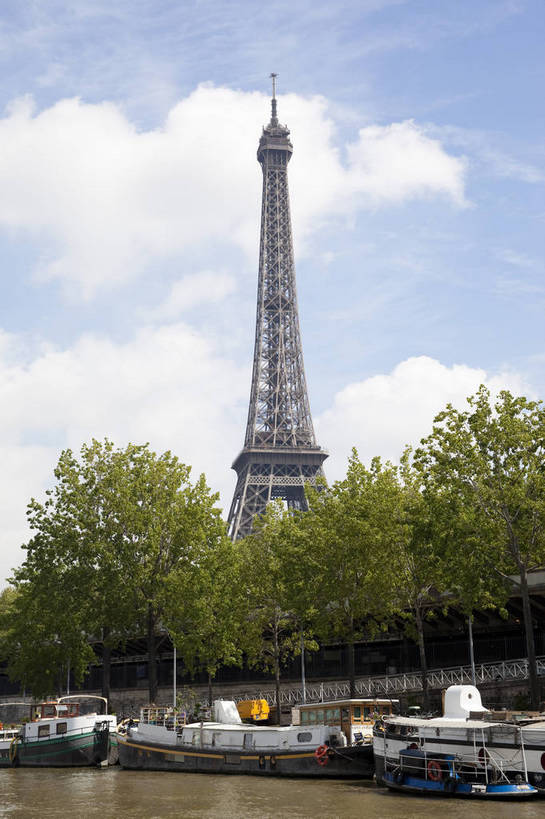竖图,彩色,室外,白天,旅游,度假,名胜古迹,标志建筑,城市,地标,建筑,法国,巴黎,遗迹,图片,景观,建筑群,铁塔,桥,埃菲尔铁塔,古典,古迹,文物,娱乐,建设,古建筑,游船,地标建筑,享受,休闲,旅游胜地,放松,竖,摄影,文明,塞纳河,古文明,世界文化遗产,河,旅行,传统文化,bj174
