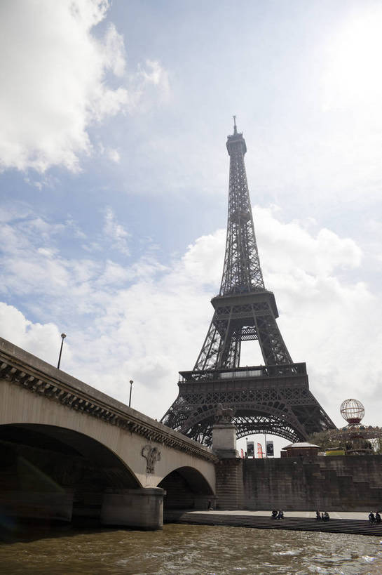 竖图,彩色,室外,白天,旅游,度假,美景,名胜古迹,标志建筑,城市,道路,地标,建筑,街道,路,公路,法国,巴黎,遗迹,图片,景观,建筑群,铁塔,桥,交通,埃菲尔铁塔,古典,古迹,文物,娱乐,建设,古建筑,地标建筑,享受,休闲,旅游胜地,景色,放松,竖,摄影,文明,塞纳河,古文明,世界文化遗产,河,马路,旅行,传统文化,bj174