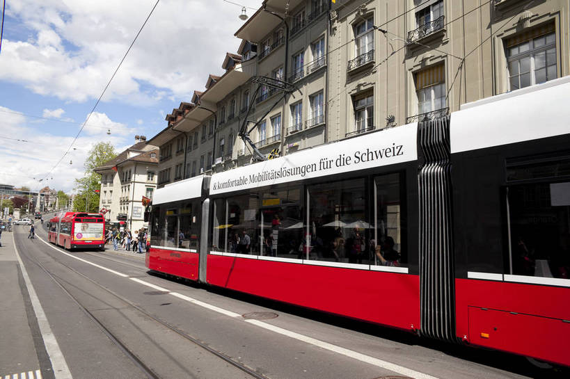 横图,彩色,室外,白天,旅游,度假,美景,名胜古迹,标志建筑,城市,道路,地标,建筑,街道,路,公路,国旗,瑞士,遗迹,图片,景观,城镇,建筑群,交通,首都,古典,古迹,文物,娱乐,建设,古建筑,伯尔尼,地标建筑,享受,休闲,旅游胜地,景色,放松,摄影,有轨电车,文明,古文明,世界文化遗产,马路,旅行,传统文化,bj174