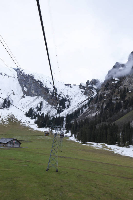 竖图,彩色,室外,白天,旅游,度假,草地,美景,名胜古迹,森林,山,山脉,雪山,标志建筑,地标,建筑,瑞士,欧洲,遗迹,图片,山峰,古迹,文物,娱乐,建设,古建筑,缆车,天空,自然,享受,休闲,滑雪场,旅游胜地,放松,竖,摄影,风光,度假村,古文明,中欧,瑞士联邦,旅行,上瓦尔登州,铁力士峰,铁力士雪山,bj174