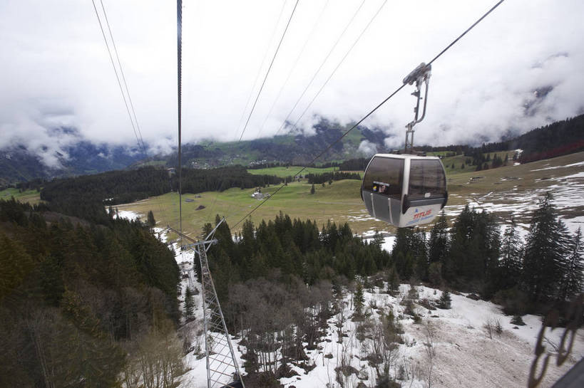 横图,彩色,室外,白天,旅游,度假,美景,名胜古迹,森林,山,山脉,雪山,标志建筑,地标,建筑,松树,瑞士,欧洲,遗迹,图片,山峰,古迹,文物,娱乐,建设,古建筑,缆车,天空,自然,享受,休闲,滑雪场,旅游胜地,放松,摄影,风光,度假村,古文明,中欧,瑞士联邦,旅行,上瓦尔登州,铁力士峰,铁力士雪山,bj174