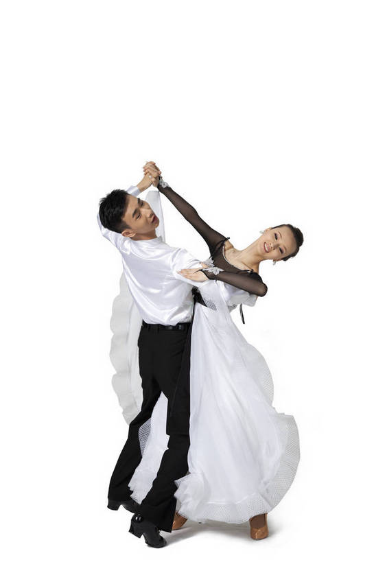 东方人,两个人,竖图,彩色,室内,白天,抠图,白色背景,侧面,时尚,跳舞,热情,合作,北京,中国,图片,旋转,长裙,健康,活力,可爱,美女,平衡,自信,摄影,青春,优雅,双人舞,优美,国标舞,舞蹈服,弹性,乐观,技能,男人,男性,年轻男性,年轻女性,女人,女性,亚洲人,中国人,年轻人,舞蹈演员,搂抱,全身,影棚拍摄,礼服,愉快,舞蹈,bj174