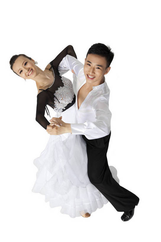 东方人,两个人,竖图,俯视,彩色,室内,白天,抠图,白色背景,侧面,时尚,跳舞,热情,合作,北京,中国,图片,旋转,长裙,健康,活力,可爱,美女,平衡,自信,摄影,青春,优雅,双人舞,优美,国标舞,舞蹈服,弹性,乐观,技能,男人,男性,年轻男性,年轻女性,女人,女性,亚洲人,中国人,年轻人,舞蹈演员,搂抱,全身,影棚拍摄,礼服,愉快,舞蹈,bj174