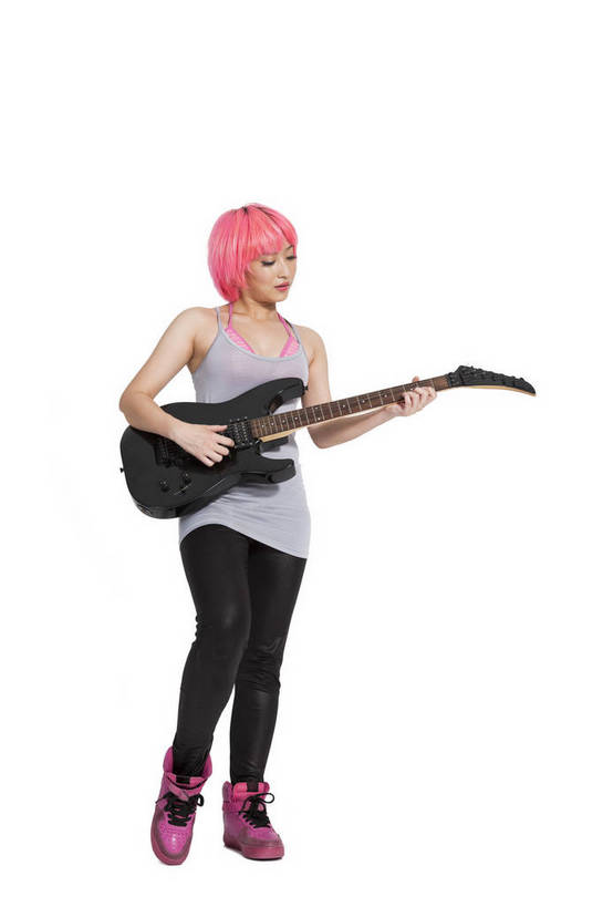 东方人,头发,竖图,彩色,室内,白天,正面,时尚,跳舞,热情,北京,中国,仅一个人,图片,街头,吉他,休闲装,娱乐,红色,休闲,健康,个性,活力,激情,美女,平衡,竖,摄影,技巧,青春,街舞,毛发,酷,嘻哈,弹唱,弹性,动感,技能,年轻女性,女人,女性,亚洲人,中国人,年轻人,全身,影棚拍摄,愉快,舞蹈,bj174