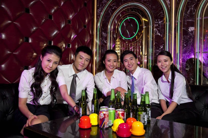 东方人,站,坐,横图,彩色,室内,白天,正面,聚会,时尚,友谊,热情,房间,KTV,北京,中国,五个人,图片,许多人,豪华,一群人,享受,健康,团体,休闲服,活力,可爱,美女,摄影,生活方式,ktv包厢,包厢,歌厅,包房,乐观,ktv包房,团结,男人,男性,年轻男性,年轻女性,女人,女性,亚洲人,中国人,年轻人,半身,派对,高兴,愉快,卡拉ok,奢华,bj174