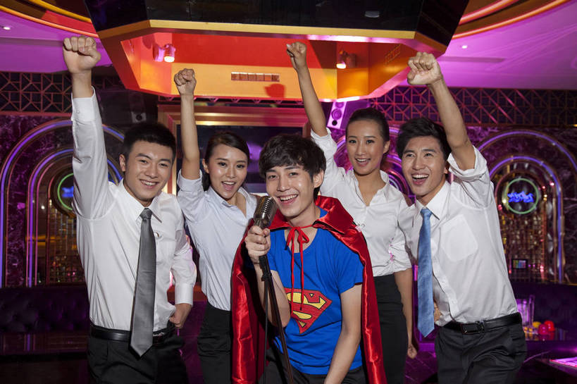 东方人,站,横图,彩色,室内,白天,正面,侧面,聚会,时尚,友谊,热情,房间,KTV,北京,中国,五个人,服装,图片,许多人,豪华,外套,衣服,一群人,享受,健康,团体,休闲服,披风,活力,可爱,狂欢,美女,唱歌,摄影,服饰,生活方式,ktv包厢,包厢,手舞足蹈,衣着,穿着,歌厅,斗篷,包房,乐观,ktv包房,衣饰,团结,男人,男性,年轻男性,年轻女性,女人,女性,亚洲人,中国人,年轻人,外衣,半身,派对,高兴,愉快,卡拉ok,奢华,莲蓬衣,bj174