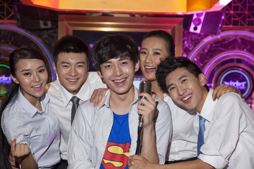 东方人,站,横图,彩色,室内,白天,正面,侧面,聚会,时尚,友谊,热情,房间,KTV,北京,中国,五个人,服装,图片,许多人,豪华,外套,衣服,一群人,享受,健康,团体,休闲服,披风,活力,可爱,狂欢,美女,唱歌,摄影,服饰,生活方式,ktv包厢,包厢,手舞足蹈,衣着,穿着,歌厅,斗篷,包房,乐观,ktv包房,衣饰,团结,男人,男性,年轻男性,年轻女性,女人,女性,亚洲人,中国人,年轻人,外衣,半身,派对,高兴,愉快,卡拉ok,奢华,莲蓬衣,bj174