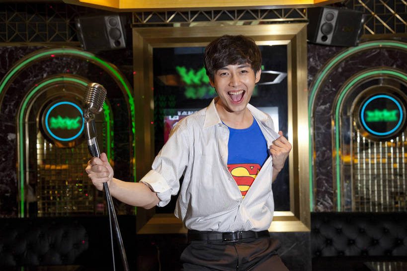 东方人,站,横图,彩色,室内,白天,正面,时尚,热情,房间,KTV,北京,中国,仅一个人,服装,图片,豪华,外套,衣服,享受,健康,休闲服,披风,活力,可爱,狂欢,唱歌,摄影,服饰,生活方式,ktv包厢,包厢,手舞足蹈,衣着,穿着,歌厅,斗篷,包房,乐观,ktv包房,衣饰,男人,男性,年轻男性,亚洲人,中国人,年轻人,外衣,半身,高兴,愉快,卡拉ok,奢华,莲蓬衣,bj174