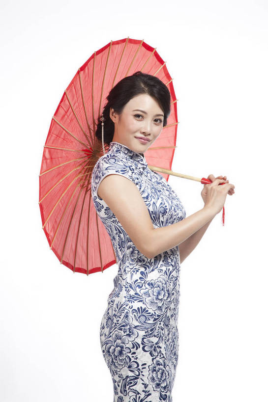 东方人,站,竖图,彩色,室内,白天,抠图,白色背景,侧面,民族服装,时尚,成功,北京,中国,仅一个人,旗袍,伞,图片,古典,传统,撑伞,成熟,可爱,美女,竖,自信,摄影,生活方式,青春,优雅,端庄,乐观,年轻女性,女人,女性,亚洲人,中国人,年轻人,半身,影棚拍摄,礼服,愉快,bj174