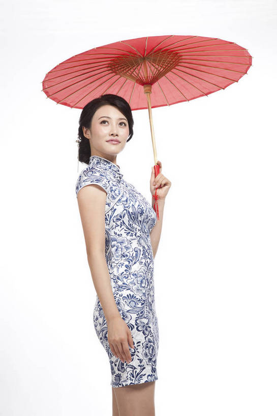 东方人,站,竖图,彩色,室内,白天,抠图,白色背景,侧面,民族服装,时尚,成功,北京,中国,仅一个人,旗袍,伞,图片,古典,传统,撑伞,成熟,可爱,美女,竖,自信,摄影,生活方式,青春,优雅,端庄,乐观,年轻女性,女人,女性,亚洲人,中国人,年轻人,半身,影棚拍摄,礼服,愉快,bj174