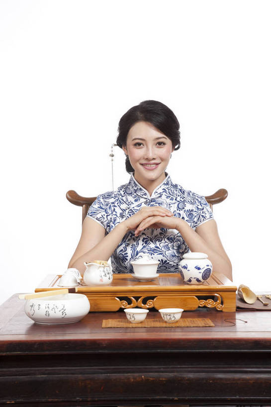 东方人,坐,竖图,彩色,室内,白天,抠图,白色背景,正面,民族服装,时尚,成功,北京,中国,仅一个人,旗袍,图片,泡茶,古典,传统,茶具,成熟,可爱,美女,竖,自信,摄影,生活方式,青春,优雅,茶艺,乐观,年轻女性,女人,女性,亚洲人,中国人,年轻人,半身,影棚拍摄,礼服,愉快,bj174
