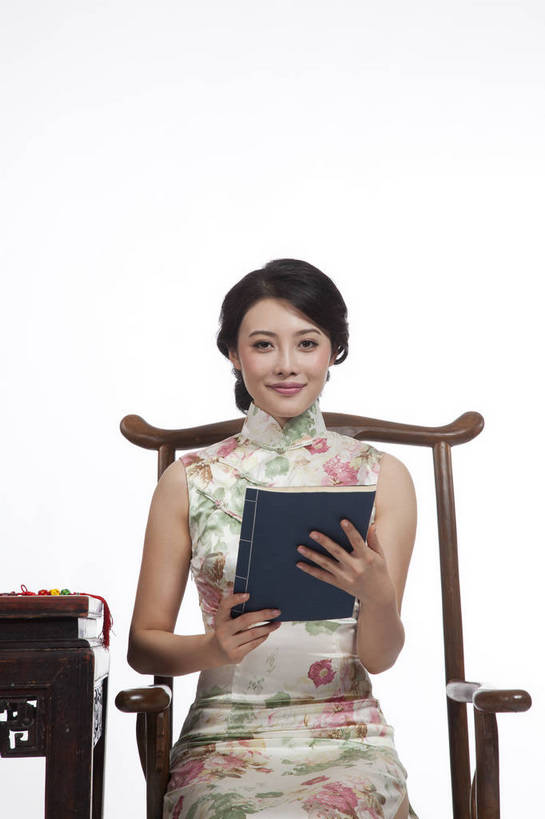 东方人,坐,竖图,彩色,室内,白天,抠图,白色背景,正面,民族服装,看书,时尚,成功,桌子,书籍,椅子,北京,中国,仅一个人,旗袍,图片,古典,传统,书本,成熟,可爱,美女,竖,自信,摄影,生活方式,青春,优雅,古书,乐观,年轻女性,女人,女性,亚洲人,中国人,年轻人,书,图书,半身,影棚拍摄,礼服,愉快,文献,古籍,bj174