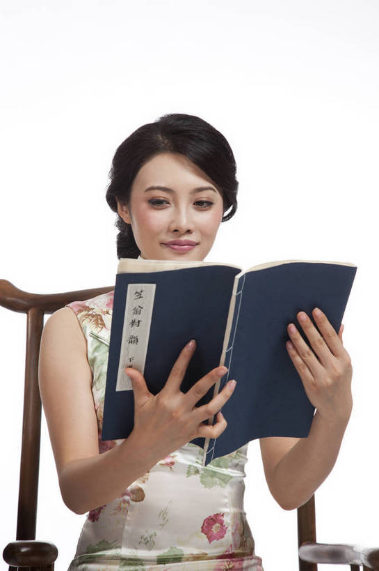 东方人,坐,竖图,彩色,室内,白天,抠图,白色背景,正面,民族服装,看书,时尚,成功,桌子,书籍,椅子,北京,中国,仅一个人,旗袍,图片,古典,传统,书本,成熟,可爱,美女,竖,自信,摄影,生活方式,青春,优雅,古书,乐观,年轻女性,女人,女性,亚洲人,中国人,年轻人,书,图书,半身,影棚拍摄,礼服,愉快,文献,古籍,bj174