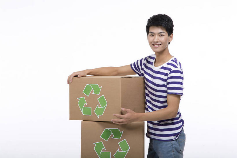 东方人,一个人,站,横图,彩色,室内,白天,抠图,白色背景,侧面,时尚,北京,中国,图片,纸箱,休闲,休闲服,活力,可爱,摄影,生活方式,青春,叠起,乐观,男人,男性,年轻男性,亚洲人,中国人,年轻人,半身,影棚拍摄,高兴,愉快,bj174