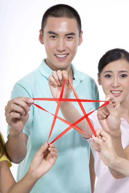 东方人,三个人,伙伴,站,竖图,彩色,室内,白天,抠图,白色背景,正面,时尚,合作,团队,北京,中国,绳,图片,星星,许多人,一群人,休闲,休闲服,活力,可爱,美女,竖,摄影,生活方式,青春,同伴,乐观,友情,男人,男性,年轻男性,年轻女性,女人,女性,亚洲人,中国人,年轻人,五角星,半身,影棚拍摄,高兴,愉快,bj174
