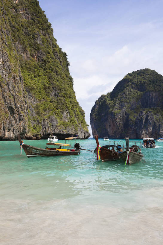 游泳,竖图,彩色,室外,白天,旅游,度假,美景,名胜古迹,沙滩,山,标志建筑,地标,建筑,船,泰国,亚洲,游客,遗迹,图片,山峰,海平面,巨石,古迹,文物,娱乐,建设,古建筑,普吉岛,游船,自然,海水,享受,休闲,旅游胜地,放松,摄影,东南亚,海滨,古文明,泰王国,皮皮岛,普吉,披披岛,海,海滩,旅行,bj174