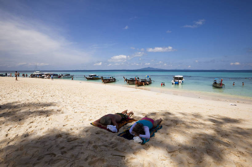 游泳,横图,彩色,室外,白天,旅游,度假,日光浴,美景,名胜古迹,沙滩,标志建筑,地标,建筑,泰国,亚洲,游客,护肤,遗迹,图片,海平面,古迹,文物,娱乐,建设,古建筑,普吉岛,游船,自然,海水,保养,享受,休闲,旅游胜地,放松,保健,摄影,东南亚,海滨,古文明,泰王国,皮皮岛,普吉,披披岛,甲米府,海,海滩,旅行,大皮皮岛,美黑,竹子岛,bj174