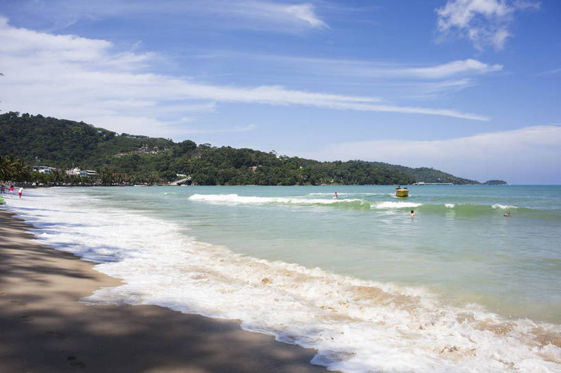 宾馆,横图,彩色,室外,白天,旅游,度假,美景,名胜古迹,沙滩,树林,标志建筑,地标,建筑,酒店,船,泰国,亚洲,游客,遗迹,图片,古迹,文物,娱乐,建设,古建筑,普吉岛,自然,海水,享受,休闲,旅游胜地,放松,摄影,东南亚,酒家,旅社,海滨,度假村,古文明,泰王国,普吉,海,海滩,旅行,客店,客栈,旅店,旅馆,商旅,巴通海滩,bj174