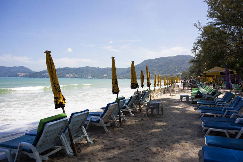 宾馆,横图,彩色,室外,白天,旅游,度假,美景,名胜古迹,沙滩,树林,标志建筑,地标,建筑,酒店,泰国,亚洲,游客,遗迹,图片,躺椅,古迹,文物,娱乐,建设,古建筑,普吉岛,自然,海水,享受,休闲,旅游胜地,放松,摄影,东南亚,酒家,旅社,海滨,度假村,古文明,泰王国,普吉,海,海滩,旅行,客店,客栈,旅店,旅馆,商旅,巴通海滩,bj174