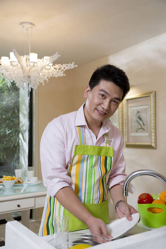 东方人,中年人,餐厅,站,竖图,彩色,室内,白天,正面,家务,时尚,早餐,成功,水果,北京,中国,仅一个人,劳动,图片,围裙,豪华,洗碗,用餐,食物,休闲,健康,成熟,活力,自信,摄影,生活方式,家居服,精明,男人,男性,中年男性,亚洲人,中国人,半身,愉快,奢华,bj174