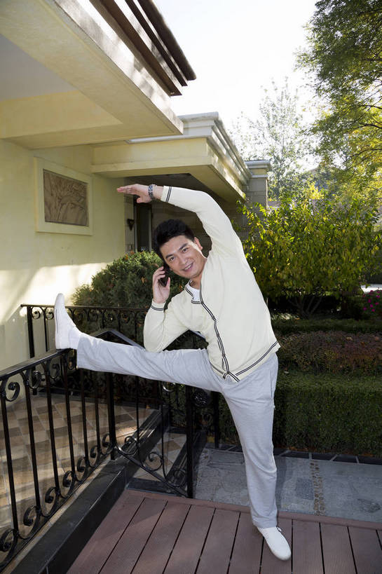 东方人,中年人,花园,站,打电话,竖图,彩色,室外,白天,正面,锻炼,度假,时尚,成功,北京,中国,仅一个人,图片,庭院,晨练,休闲,健康,休闲服,成熟,活力,自信,压腿,做操,摄影,生活方式,精明,男人,男性,中年男性,亚洲人,中国人,全身,愉快,奢华,bj174