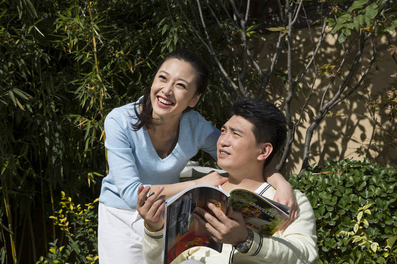 东方人,中年人,两个人,家庭,夫妻,花园,站,坐,笑,横图,彩色,室外,白天,正面,看书,度假,时尚,幸福,成功,北京,中国,图片,院子,美丽,休闲,健康,休闲服,成熟,活力,可爱,美女,亲密,自信,摄影,生活方式,优雅,亲近,亲情,乐观,精明,男人,男性,年轻女性,女人,女性,中年男性,亚洲人,中国人,年轻人,情侣,半身,爱,高兴,愉快,奢华,bj174