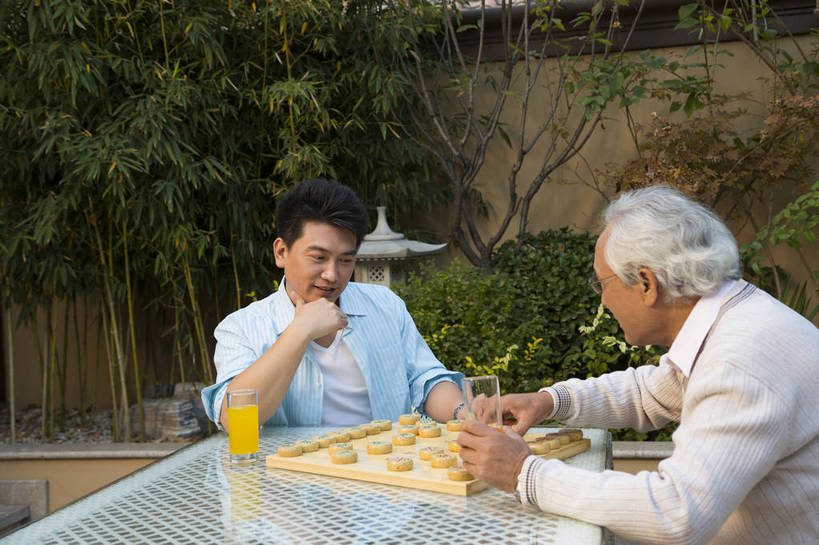 东方人,中年人,老年人,两个人,家庭,花园,横图,彩色,室外,白天,正面,侧面,时尚,幸福,成功,北京,中国,图片,庭院,娱乐,象棋,休闲,健康,温馨,休闲服,成熟,活力,自信,下棋,摄影,生活方式,和睦,亲情,合家欢,团圆,精明,老年男性,男人,男性,中年男性,亚洲人,中国人,全家福,半身,爱,愉快,奢华,bj174