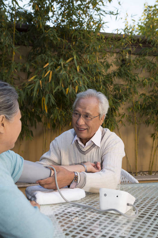 东方人,老年人,两个人,夫妻,花园,竖图,彩色,室外,白天,正面,侧面,爱情,时尚,成功,北京,中国,图片,庭院,浪漫,休闲,健康,休闲服,成熟,恩爱,活力,自信,保健,恋人,摄影,生活方式,量血压,关爱,亲情,精明,老年男性,老年女性,男人,男性,女人,女性,亚洲人,中国人,夫妇,情侣,半身,愉快,伴侣,奢华,bj174