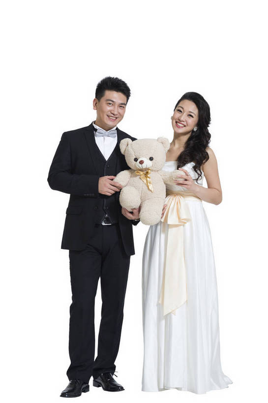 东方人,中年人,两个人,夫妻,微笑,竖图,彩色,室内,白天,留白,抠图,白色背景,正面,侧面,裙子,爱情,婚礼,时尚,成功,熊,玩具,北京,中国,连衣裙,正装,图片,浪漫,现代,长裙,成熟,可爱,美女,自信,摄影,生活方式,青春,优雅,新人,乐观,男人,男性,年轻男性,年轻女性,女人,女性,亚洲人,中国人,年轻人,情侣,全身,影棚拍摄,礼服,西服,愉快,bj174