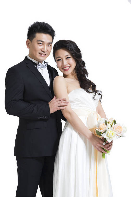 东方人,中年人,两个人,夫妻,微笑,竖图,彩色,室内,白天,留白,抠图,白色背景,侧面,裙子,爱情,婚礼,时尚,成功,北京,中国,连衣裙,正装,盛开,图片,浪漫,花蕾,现代,长裙,花,花瓣,花朵,鲜花,花苞,花蕊,亲昵,倚靠,一束,成熟,可爱,美女,自信,摄影,生活方式,青春,优雅,新人,乐观,男人,男性,年轻男性,年轻女性,女人,女性,亚洲人,中国人,年轻人,情侣,半身,影棚拍摄,礼服,西服,愉快,bj174