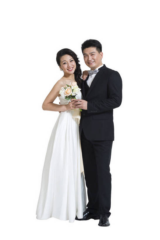 东方人,中年人,两个人,夫妻,微笑,竖图,彩色,室内,白天,留白,抠图,白色背景,侧面,裙子,爱情,婚礼,时尚,成功,北京,中国,连衣裙,正装,盛开,图片,浪漫,花蕾,现代,长裙,花,花瓣,花朵,鲜花,花苞,花蕊,亲昵,倚靠,一束,成熟,可爱,美女,自信,摄影,生活方式,青春,优雅,新人,乐观,男人,男性,年轻男性,年轻女性,女人,女性,亚洲人,中国人,年轻人,情侣,全身,影棚拍摄,礼服,西服,愉快,bj174
