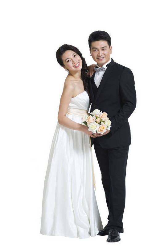 东方人,中年人,两个人,夫妻,微笑,竖图,彩色,室内,白天,留白,抠图,白色背景,侧面,裙子,爱情,婚礼,时尚,成功,北京,中国,连衣裙,正装,盛开,图片,浪漫,花蕾,现代,长裙,花,花瓣,花朵,鲜花,花苞,花蕊,亲昵,倚靠,一束,成熟,可爱,美女,自信,摄影,生活方式,青春,优雅,新人,乐观,男人,男性,年轻男性,年轻女性,女人,女性,亚洲人,中国人,年轻人,情侣,全身,影棚拍摄,礼服,西服,愉快,bj174