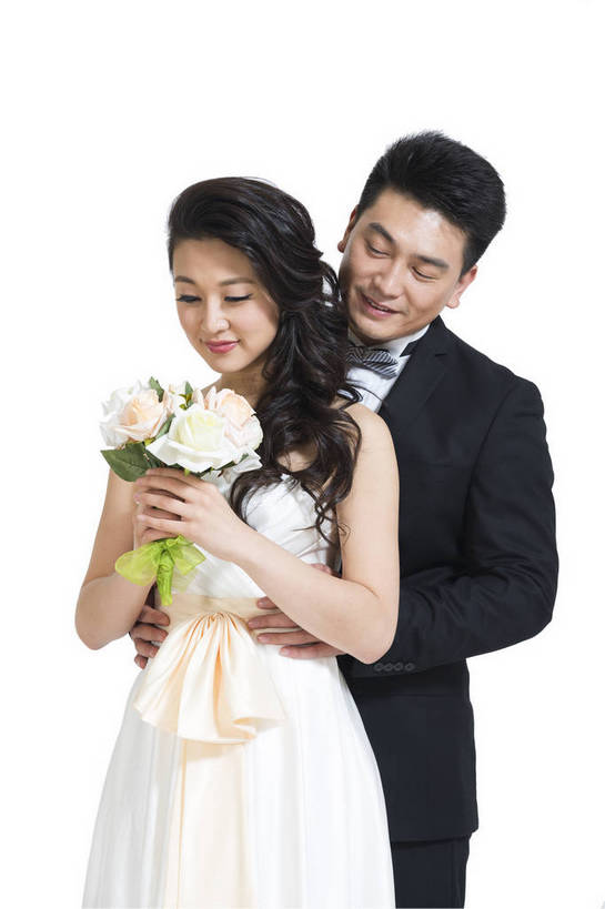 东方人,中年人,两个人,夫妻,微笑,竖图,彩色,室内,白天,留白,抠图,白色背景,正面,侧面,裙子,爱情,婚礼,时尚,成功,北京,中国,连衣裙,正装,盛开,图片,浪漫,花蕾,现代,长裙,花,花瓣,花朵,鲜花,花苞,花蕊,亲昵,倚靠,一束,成熟,可爱,美女,自信,摄影,生活方式,青春,优雅,新人,乐观,男人,男性,年轻男性,年轻女性,女人,女性,亚洲人,中国人,年轻人,情侣,半身,影棚拍摄,礼服,西服,愉快,bj174