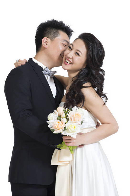 东方人,中年人,两个人,夫妻,微笑,竖图,彩色,室内,白天,留白,抠图,白色背景,侧面,裙子,爱情,婚礼,时尚,成功,北京,中国,连衣裙,正装,盛开,图片,浪漫,花蕾,现代,长裙,花,花瓣,花朵,鲜花,花苞,花蕊,亲昵,倚靠,一束,成熟,可爱,美女,自信,摄影,生活方式,青春,优雅,新人,乐观,男人,男性,年轻男性,年轻女性,女人,女性,亚洲人,中国人,年轻人,情侣,半身,影棚拍摄,礼服,西服,愉快,bj174