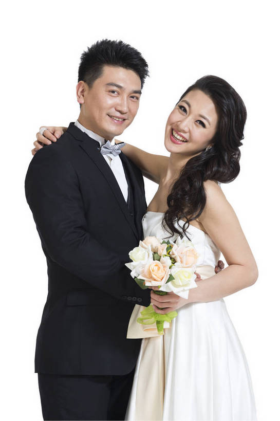 东方人,中年人,两个人,夫妻,微笑,竖图,彩色,室内,白天,留白,抠图,白色背景,侧面,裙子,爱情,婚礼,时尚,成功,北京,中国,连衣裙,正装,盛开,图片,浪漫,花蕾,现代,长裙,花,花瓣,花朵,鲜花,花苞,花蕊,亲昵,倚靠,一束,成熟,可爱,美女,自信,摄影,生活方式,青春,优雅,新人,乐观,男人,男性,年轻男性,年轻女性,女人,女性,亚洲人,中国人,年轻人,情侣,半身,影棚拍摄,礼服,西服,愉快,bj174