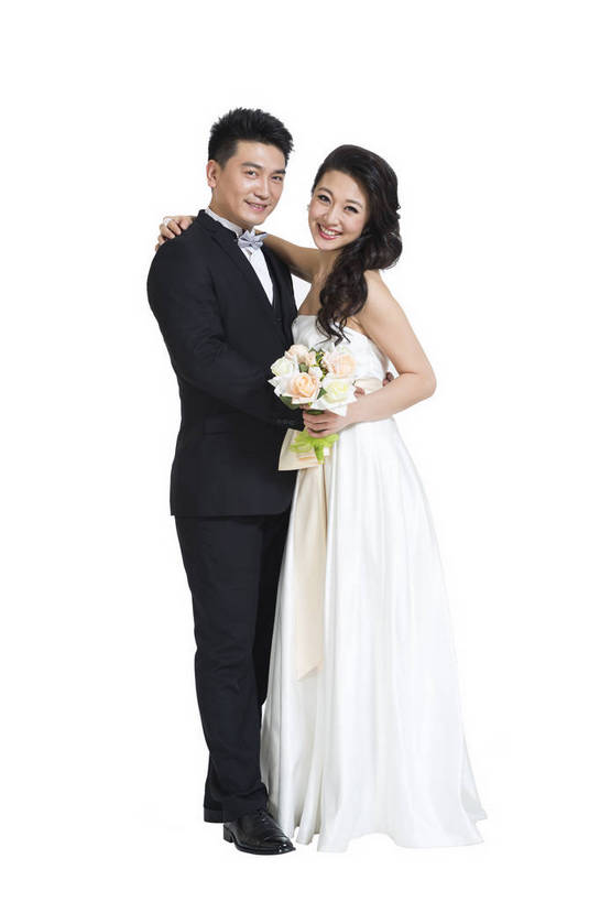东方人,中年人,两个人,夫妻,微笑,竖图,彩色,室内,白天,留白,抠图,白色背景,侧面,裙子,爱情,婚礼,时尚,成功,北京,中国,连衣裙,正装,盛开,图片,浪漫,花蕾,现代,长裙,花,花瓣,花朵,鲜花,花苞,花蕊,亲昵,倚靠,一束,成熟,可爱,美女,自信,摄影,生活方式,青春,优雅,新人,乐观,男人,男性,年轻男性,年轻女性,女人,女性,亚洲人,中国人,年轻人,情侣,全身,影棚拍摄,礼服,西服,愉快,bj174