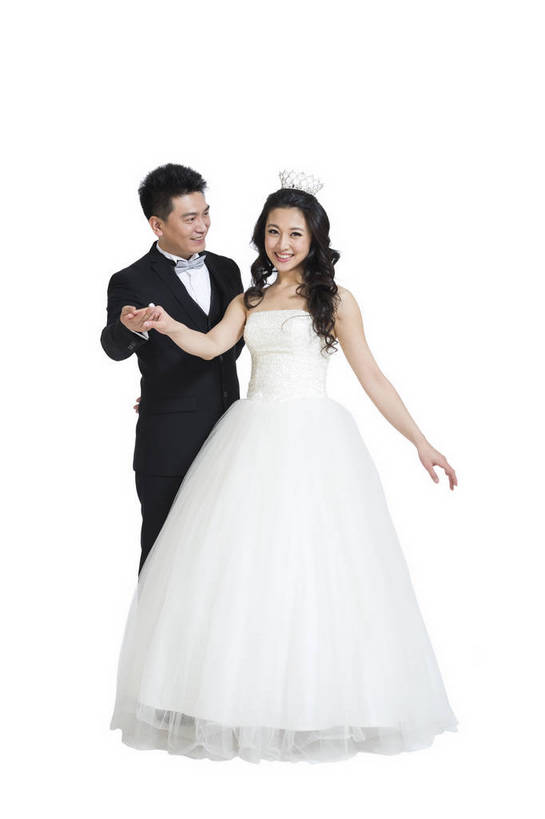 东方人,中年人,两个人,夫妻,竖图,彩色,室内,白天,留白,抠图,白色背景,正面,侧面,裙子,爱情,婚礼,时尚,跳舞,成功,北京,中国,连衣裙,正装,图片,浪漫,现代,长裙,亲昵,成熟,可爱,美女,自信,摄影,生活方式,青春,优雅,新人,乐观,男人,男性,年轻男性,年轻女性,女人,女性,亚洲人,中国人,年轻人,情侣,拉手,全身,影棚拍摄,礼服,西服,愉快,bj174