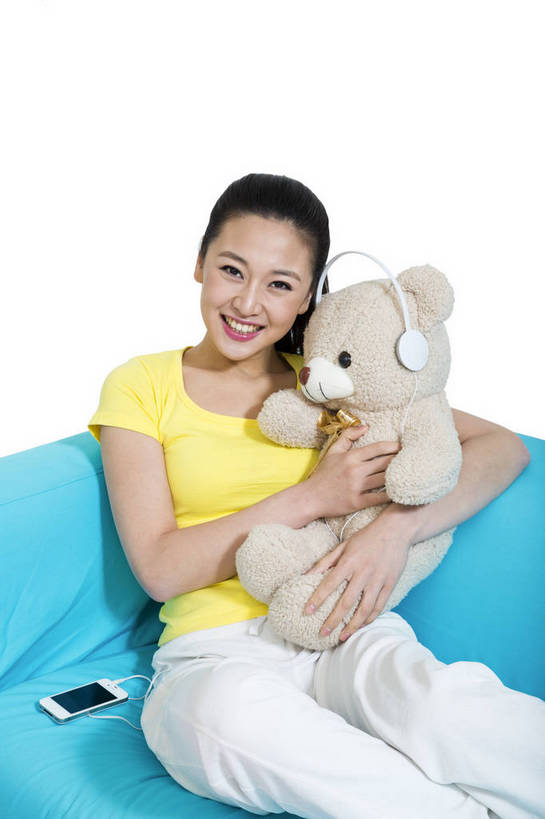 东方人,坐,打电话,微笑,竖图,彩色,室内,白天,留白,抠图,白色背景,正面,时尚,沙发,熊,电话,手机,玩具,北京,中国,仅一个人,图片,休闲装,通讯设备,现代,耳机,听音乐,享受,休息,休闲,成熟,可爱,美女,自信,摄影,生活方式,青春,优雅,公仔,智能手机,乐观,交流,年轻女性,女人,女性,亚洲人,中国人,年轻人,沟通,通话,半身,影棚拍摄,愉快,苹果手机,bj174