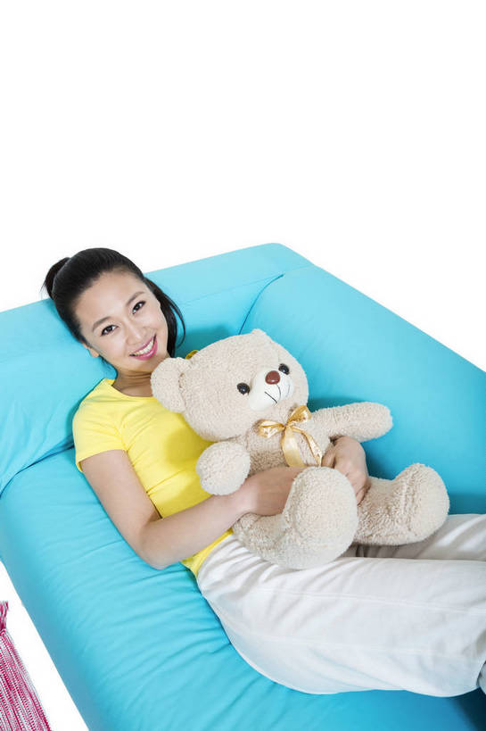 东方人,躺,打电话,微笑,竖图,彩色,室内,白天,留白,抠图,白色背景,侧面,时尚,沙发,熊,电话,手机,玩具,北京,中国,仅一个人,图片,休闲装,通讯设备,现代,耳机,听音乐,享受,休息,休闲,成熟,可爱,美女,自信,摄影,生活方式,青春,优雅,公仔,智能手机,乐观,交流,年轻女性,女人,女性,亚洲人,中国人,年轻人,沟通,通话,半身,影棚拍摄,愉快,苹果手机,bj174