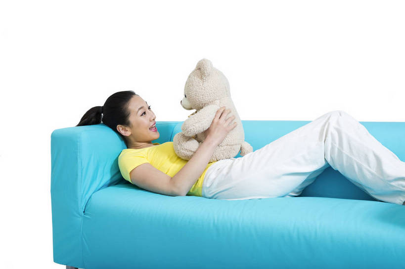 东方人,躺,抱,微笑,横图,彩色,室内,白天,留白,抠图,白色背景,侧面,时尚,沙发,熊,玩具,北京,中国,仅一个人,图片,休闲装,现代,休息,休闲,成熟,可爱,美女,自信,摄影,生活方式,青春,优雅,公仔,乐观,年轻女性,女人,女性,亚洲人,中国人,年轻人,半身,影棚拍摄,愉快,bj174