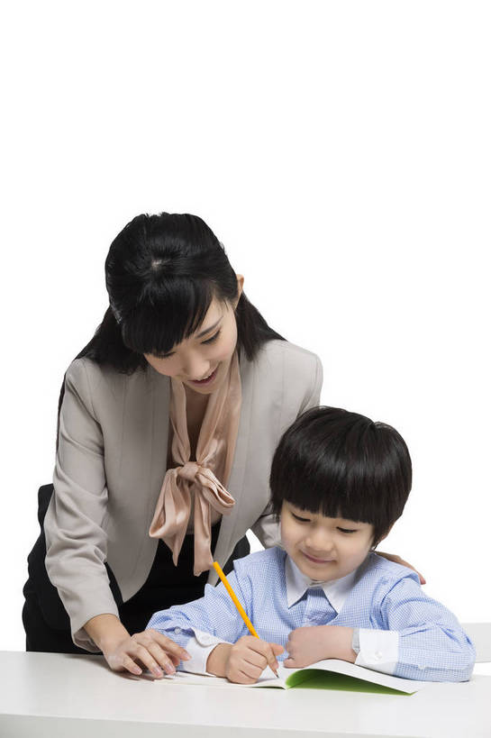 东方人,儿童,中年人,两个人,学生,教师,站,坐,微笑,竖图,彩色,室内,白天,留白,抠图,白色背景,正面,看书,快乐,幸福,北京,中国,写字,学习,正装,图片,教育,外套,小孩,课桌,书本,站着,校服,放松,可爱,美女,童年,童趣,自信,帮助,摄影,成长,希望,爱护,好奇,未来,女教师,成就,关爱,辅导,乐观,传授,认真,天真,自豪,男孩,男人,男性,年轻女性,女人,女性,亚洲人,中国人,孩子,年轻人,站立,半身,影棚拍摄,男生,师生,小学生,bj174