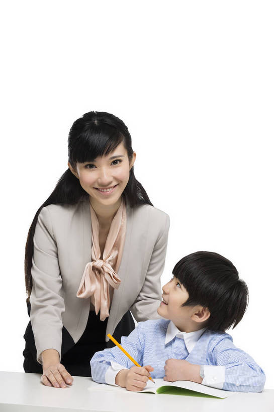 东方人,儿童,中年人,两个人,学生,教师,站,坐,微笑,竖图,彩色,室内,白天,留白,抠图,白色背景,正面,看书,快乐,幸福,北京,中国,写字,学习,正装,图片,教育,外套,小孩,课桌,书本,站着,校服,放松,可爱,美女,童年,童趣,自信,帮助,摄影,成长,希望,爱护,好奇,未来,女教师,成就,关爱,辅导,乐观,传授,认真,天真,自豪,男孩,男人,男性,年轻女性,女人,女性,亚洲人,中国人,孩子,年轻人,站立,半身,影棚拍摄,男生,师生,小学生,bj174