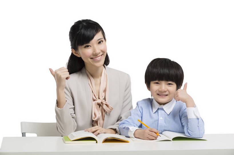 东方人,儿童,中年人,两个人,学生,教师,站,坐,微笑,横图,彩色,室内,白天,留白,抠图,白色背景,正面,看书,快乐,幸福,智慧,北京,中国,写字,学习,突出,正装,图片,教育,称赞,表扬,外套,小孩,课桌,书本,手势,站着,校服,放松,可爱,美女,竖,童年,童趣,自信,帮助,讲解,摄影,成长,希望,翘,爱护,高,好奇,夸奖,未来,优秀,女教师,成就,关爱,辅导,好,妙,顺利,出色,超群,杰出,卓越,奇妙,乐观,传授,聪明,认真,天真,自豪,男孩,男人,男性,年轻女性,女人,女性,亚洲人,中国人,孩子,年轻人,大拇指,站立,半身,影棚拍摄,男生,打手势,师生,小学生,bj174