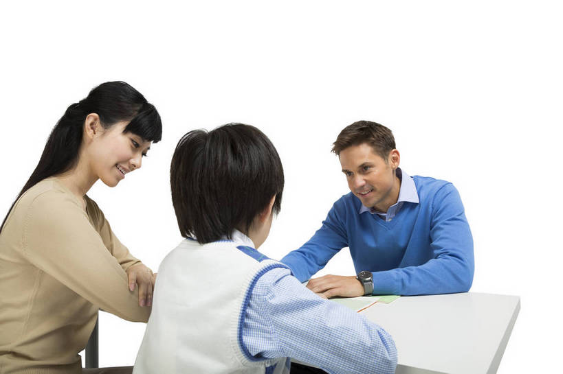 东方人,西方人,儿童,中年人,三个人,学生,教师,站,坐,横图,彩色,室内,白天,留白,抠图,白色背景,侧面,快乐,幸福,合作,北京,欧洲,中国,欧洲人,写字,图片,休闲装,小孩,背面,课桌,站着,母子,放松,可爱,美女,童年,童趣,自信,家长,外教,摄影,外国人,成长,希望,爱护,好奇,考试,未来,成就,关爱,测验,提问,咨询,辅导,答题,乐观,教员,天真,自豪,男孩,男人,男性,年轻男性,年轻女性,女人,女性,白种人,美国人,亚洲人,中国人,孩子,年轻人,老师,站立,半身,影棚拍摄,先生,男生,师生,小学生,bj174