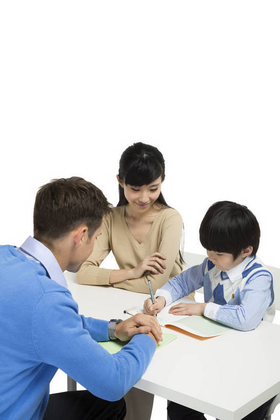 东方人,西方人,儿童,中年人,三个人,学生,教师,站,坐,竖图,彩色,室内,白天,留白,抠图,白色背景,侧面,快乐,幸福,合作,北京,欧洲,中国,欧洲人,写字,图片,休闲装,小孩,背面,课桌,站着,母子,放松,可爱,美女,童年,童趣,自信,家长,外教,摄影,外国人,成长,希望,爱护,好奇,考试,未来,成就,关爱,测验,提问,咨询,辅导,答题,乐观,教员,天真,自豪,男孩,男人,男性,年轻男性,年轻女性,女人,女性,白种人,美国人,亚洲人,中国人,孩子,年轻人,老师,站立,半身,影棚拍摄,先生,男生,师生,小学生,bj174